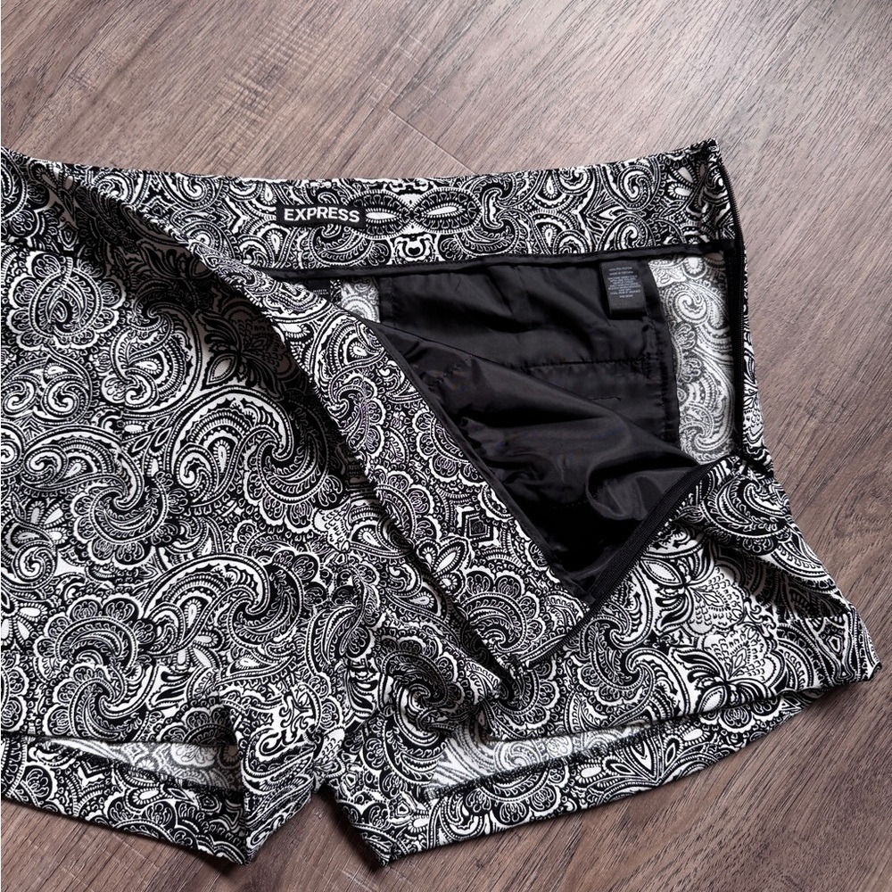 Express Black and White Paisley Shorts - Size 6 - Picture 6 of 14